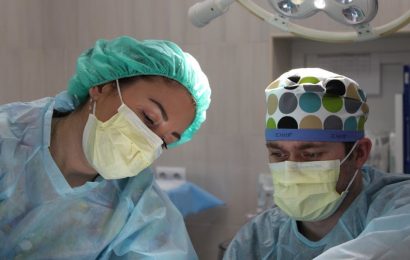 Auxiliares de Necropsia e Tanatopraxia em trabalho