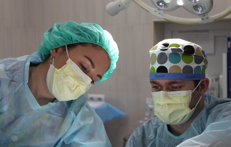 Auxiliares de Necropsia e Tanatopraxia em trabalho