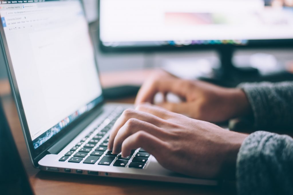 Corretor de Imóveis usando um Notebook