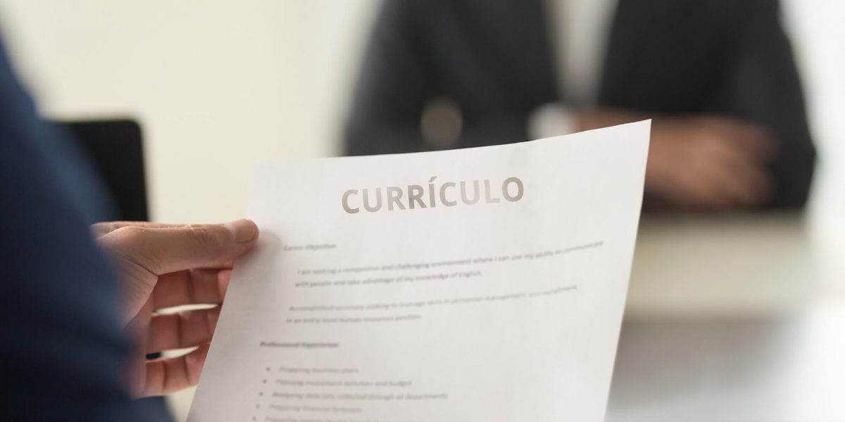Um curso técnico, em grande parte das vezes, é uma ponte efetiva em quem está procurando uma oportunidade de entrar no mercado de trabalho e as empresas que procuram colaboradores qualificados. Por isso, inserir essa informação de maneira correta no currículo, é crucial.