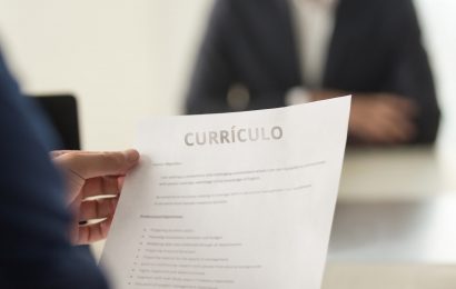 Um curso técnico, em grande parte das vezes, é uma ponte efetiva em quem está procurando uma oportunidade de entrar no mercado de trabalho e as empresas que procuram colaboradores qualificados. Por isso, inserir essa informação de maneira correta no currículo, é crucial.