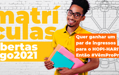 Garoto segurando livros e material escolar em uma propaganda de matriculas para agosto/2021 Uma promoção de sorteio de um par de ingressos para o Hopi Hari
