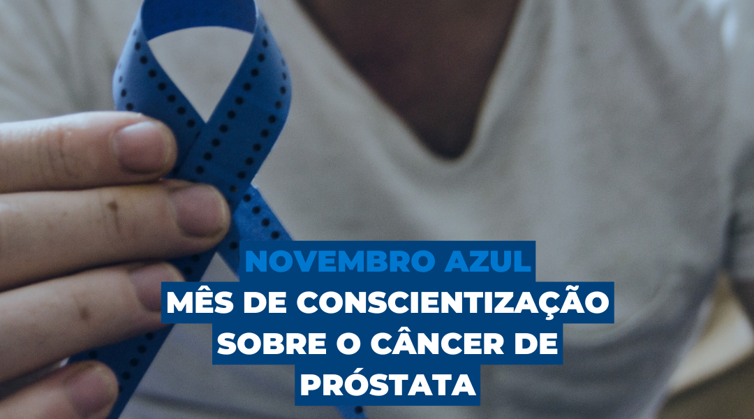 Homem segurando uma faixa na cor azul Novembro Azul Cancer de Próstata