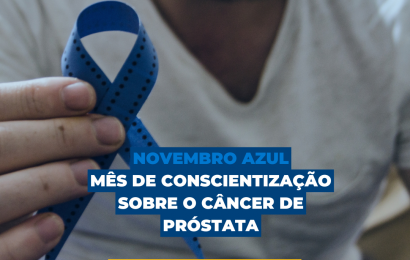 Homem segurando uma faixa na cor azul Novembro Azul Cancer de Próstata