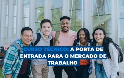 Grupo de jovens estudantes sorrindo em frente a um prédio moderno, representando oportunidades dos cursos técnicos.