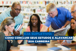 Grupo de adultos estudando em uma biblioteca, representando a conclusão dos estudos pelo EJA Supletivo.