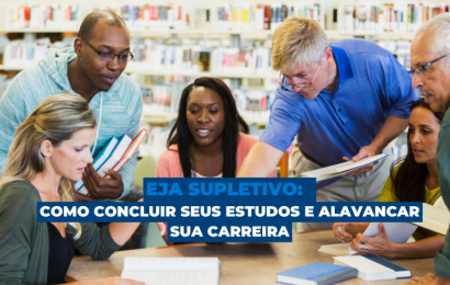 Grupo de adultos estudando em uma biblioteca, representando a conclusão dos estudos pelo EJA Supletivo.