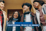 Grupo de jovens estudantes sorrindo em ambiente educacional, representando profissionais técnicos e o futuro do mercado de trabalho no Brasil.