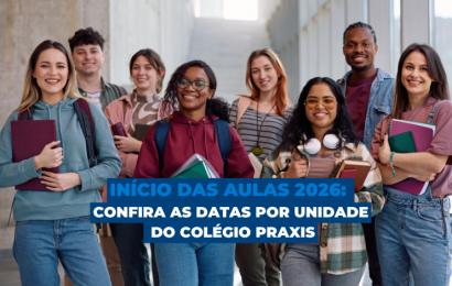 Grupo de alunos do Colégio Praxis sorrindo no corredor da instituição, representando o início das aulas 2026 com cursos técnicos e profissionalizantes.