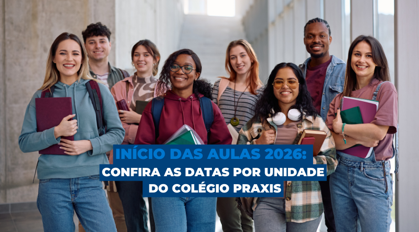 Grupo de alunos do Colégio Praxis sorrindo no corredor da instituição, representando o início das aulas 2026 com cursos técnicos e profissionalizantes.